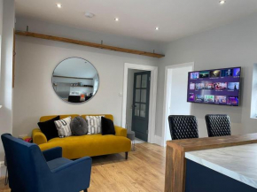 Luxury flat just minutes from the beach & high st